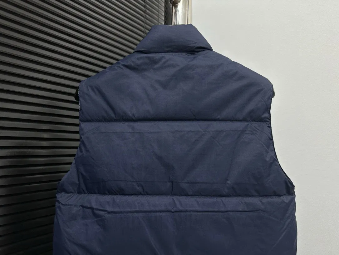 P480 [Canadagoose] Canada Goose White Label Glacier Down Vest Canada Goose's new "Northern Lights Series" down vest Canada Goose's new "Northern Lights" Northern Lights White Label down vest is now available! The light and layered colors give people the feeling of being trapped in the mist around icebergs and glaciers. It can be said to be very dreamy! Original YKK zipper, Size:XS-XXL
